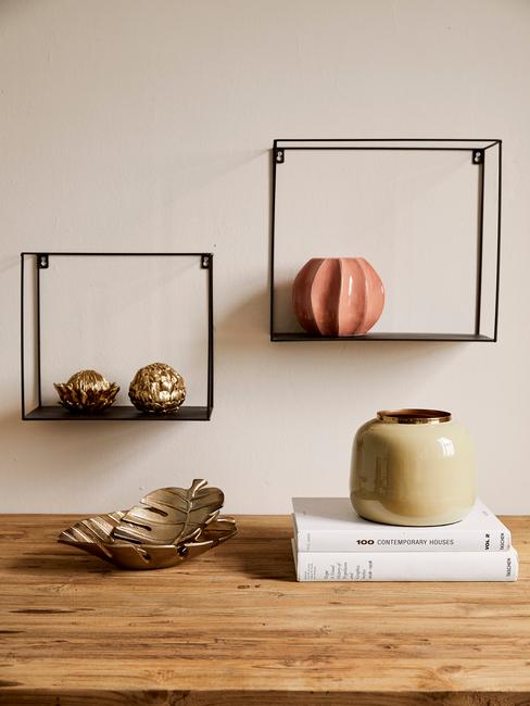 houten bureau met zwarte schappen erboven