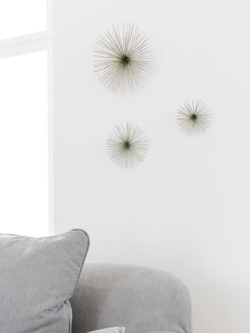grijze bank met gouden wand deco
