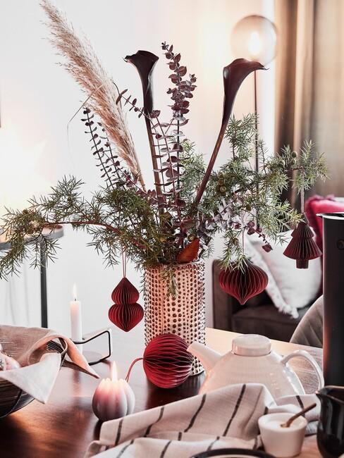 kersttrends-2021: gouden vaas met groene en rode bloemen