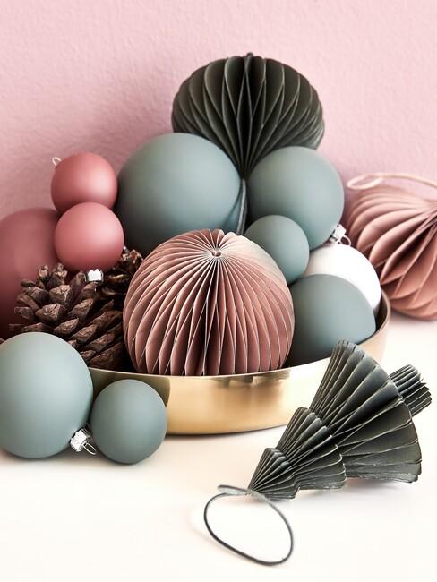 kersttrends-2021: roze met groene kerstballen op een gouden schaal