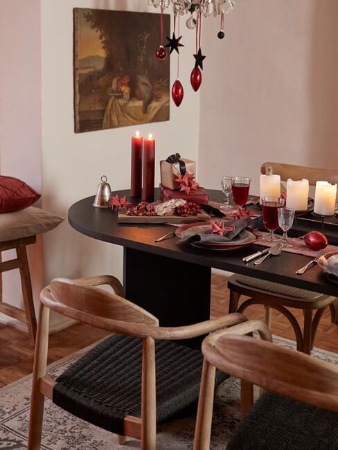 houten stoelen met en ronde tafel met witte kaarsen