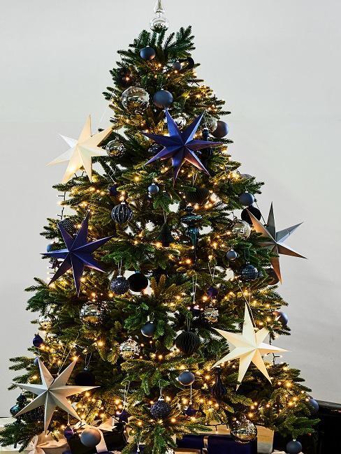 kerstboom met blauwe versiering