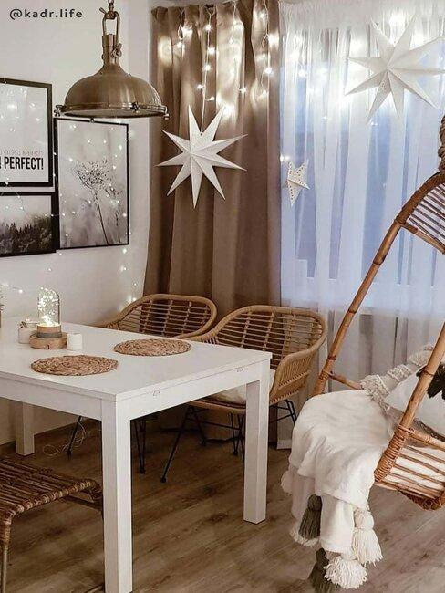 woonkamer met bamboe hangstoel en kerstversiering