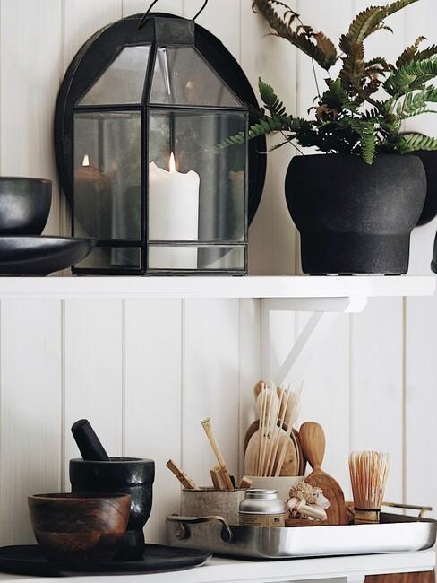 witte planken met zwart servies