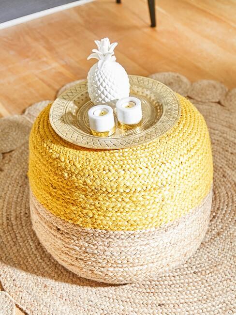 Geel met rieten poef en witte vazen