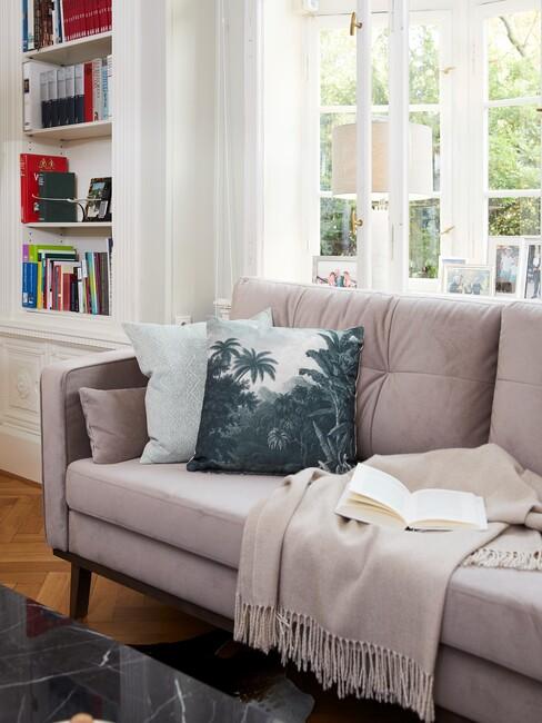 mauve banken met een witte boekenkast