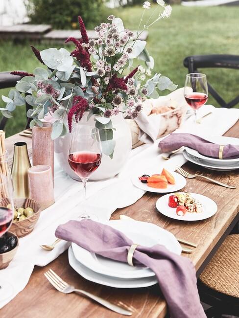 mauve servet met een wit servies