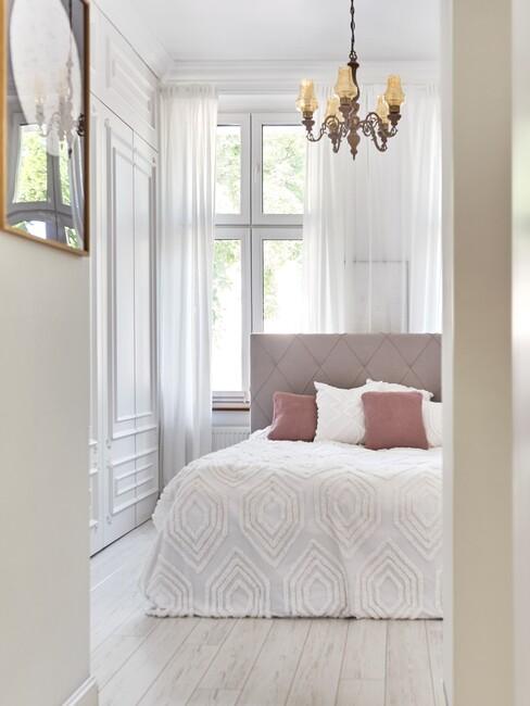 Beige met witte slaapkamer in lichte-kleuren