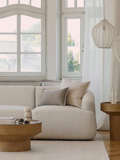 lichte-kleuren woonkamer met beige bank