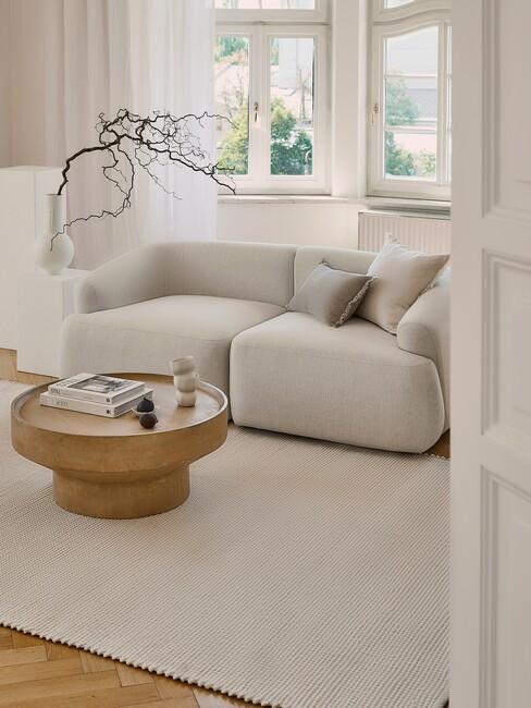 lichte-kleuren_1 lichte-kleuren: woonkamer in beige tint met houten salontafel