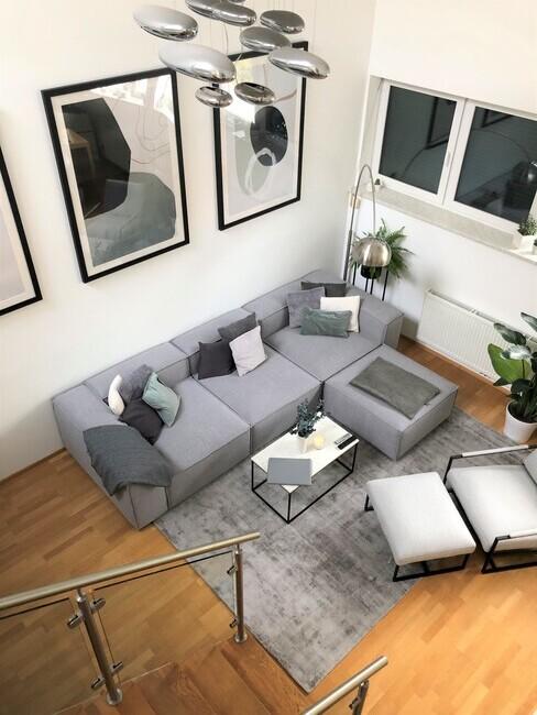Kleine woonkamer waar de trap uitkomt op de zithoek ingericht in een moderne stijl