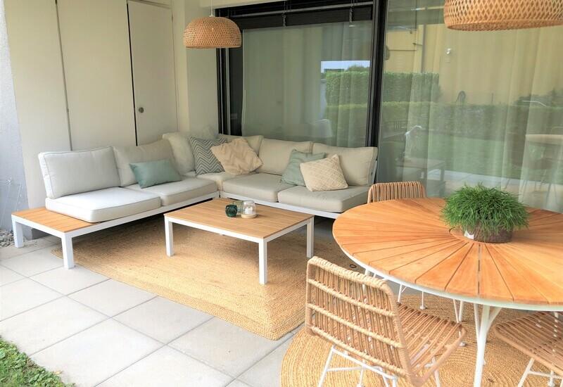 Terras met tuinmeubels van hout en zitbank voor buiten