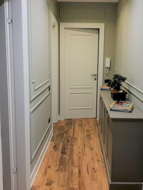 Gang van een huis dat opgeknapt wordt door westwing interior design service