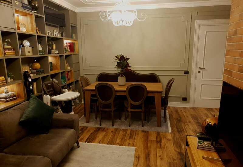 Huiskamer met eettafel van een huis dat wordt opgeknapt door de westwing interieur design service
