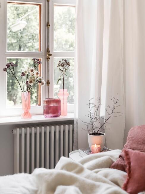 Rozen vazen in vensterbank