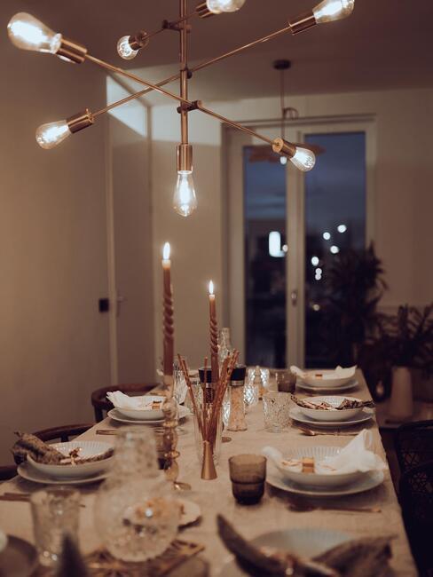 Gezellige kersttafel met gedraaide kaarsen en mooi licht