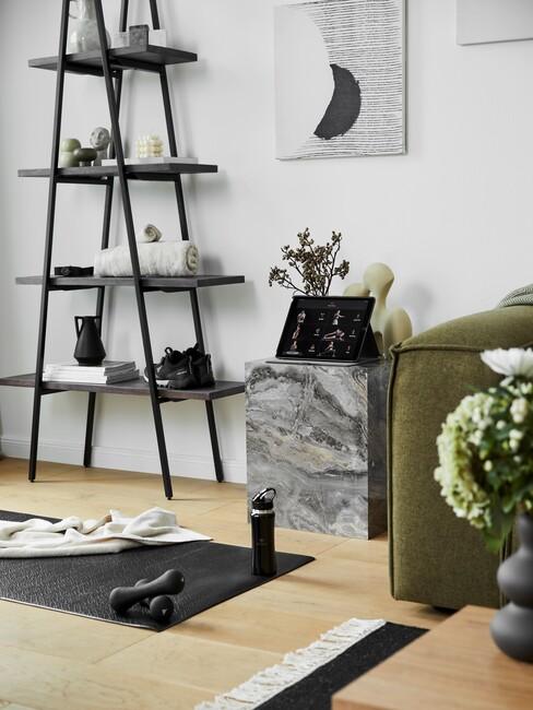 zwarte yogamat met gewichten en zwarte kast