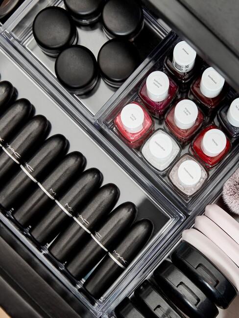 Make-up la met nagellak en lippenstift