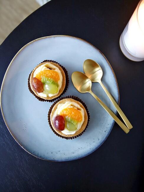 Blauw bord met goud bestek