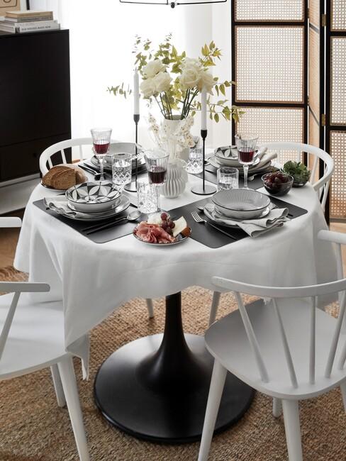 Ronde witte tafel met ronde houten stoelen