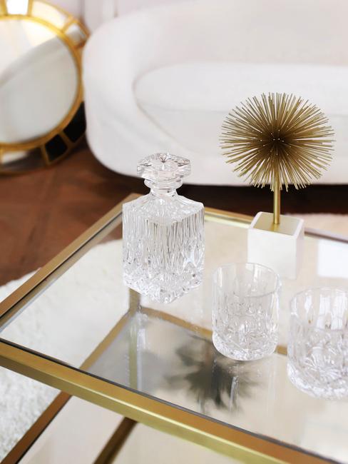 Gouden salontafel met een drankset