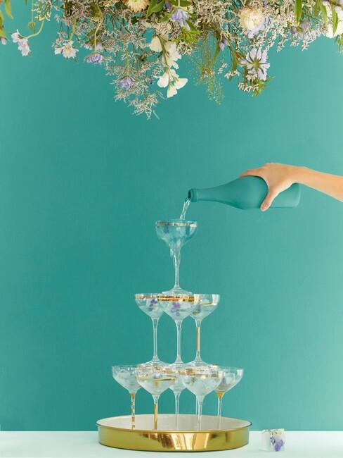 champagne glazen opgestapelt en een blauwe muur