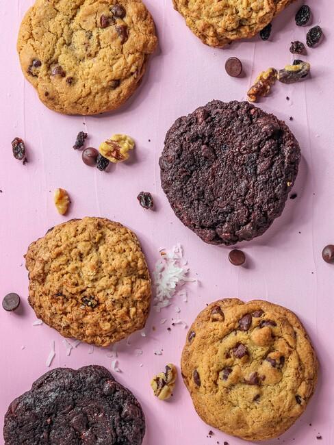 Koekjes op een roze achtergrond