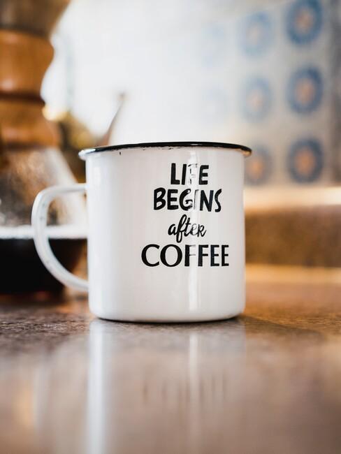 Witte mok met zwarte letters