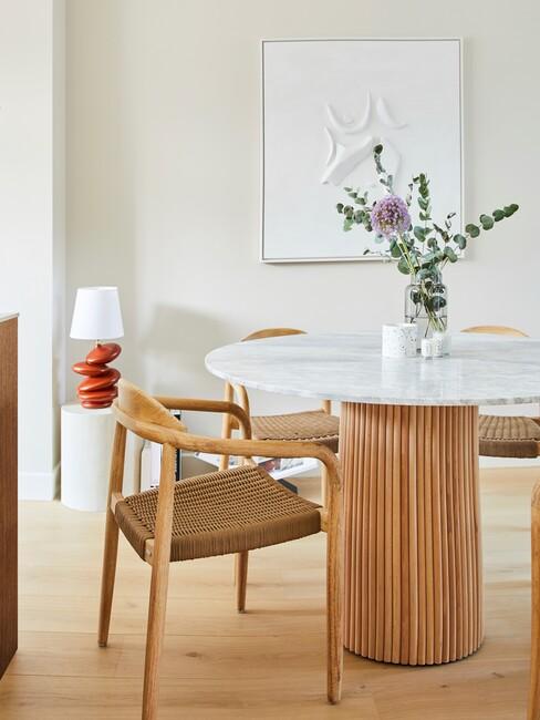 Ronde witte tafel met houten stoelen