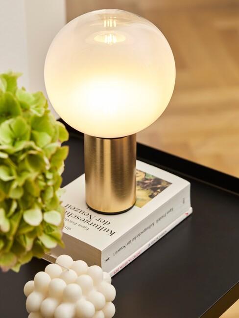 Gouden lamp met een wit boek
