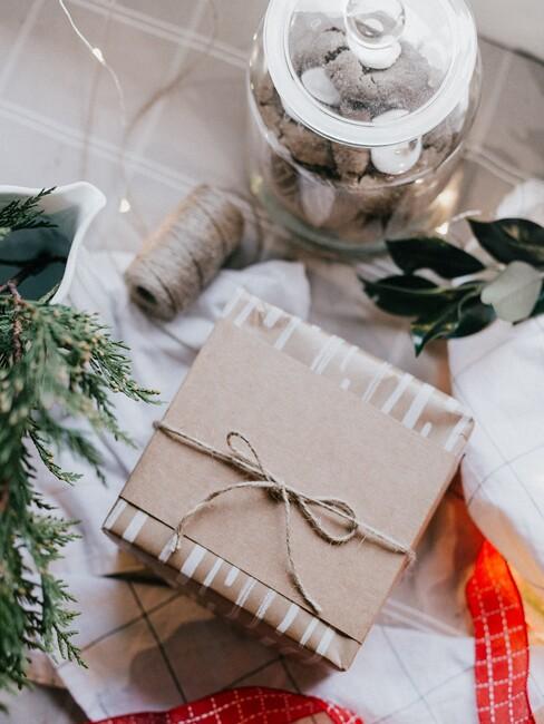 surprise maken: cadeau met snoep in een glazen pot