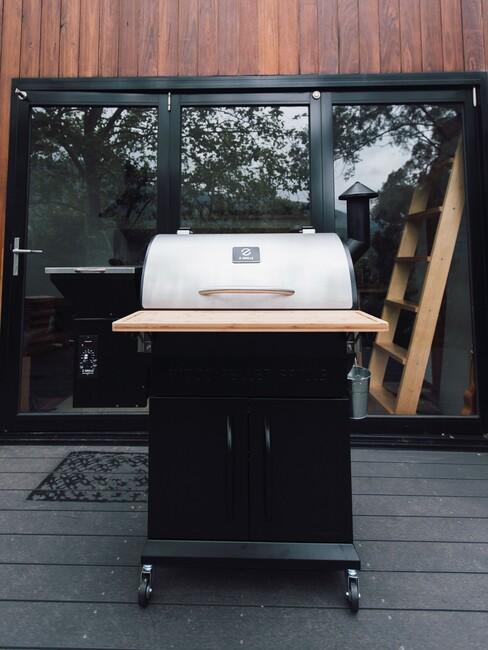 bbq cadeau: gasbarbecue op een houten vlonder