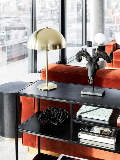 Zwarte kast met een gouden lamp