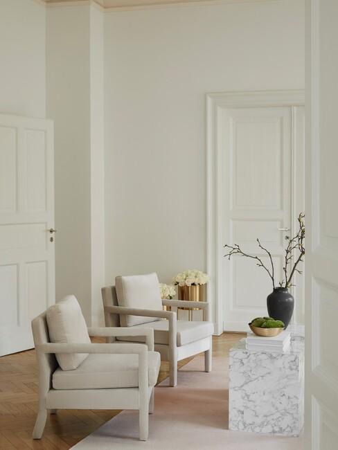 RAL 9010 op de muur met beige stoelen