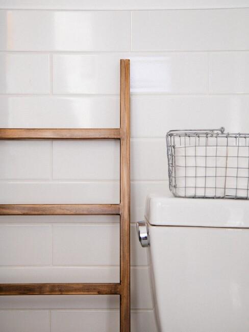 toilet tegels: witte tegels met een houten trap