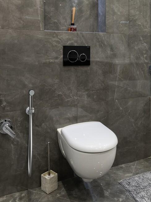 Wit toilet met een grijze tegel