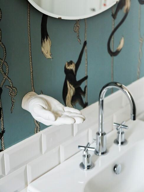 toilet inspiratie: met een hand als zeephouder en witte tegels met groene muur