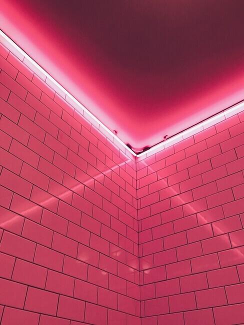 Tegels met roze ledstrip