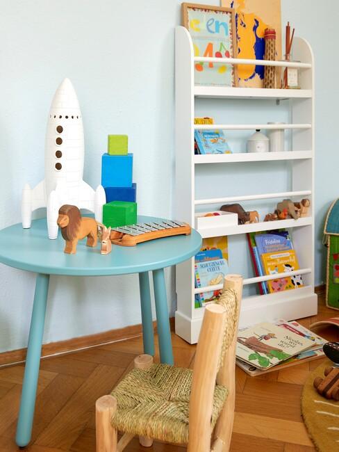 Rond blauwe kindertafel met houten stoel