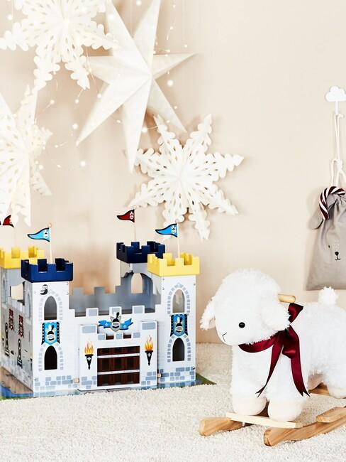cadeau baby 1 jaar: met een kasteel en een schommel schaap