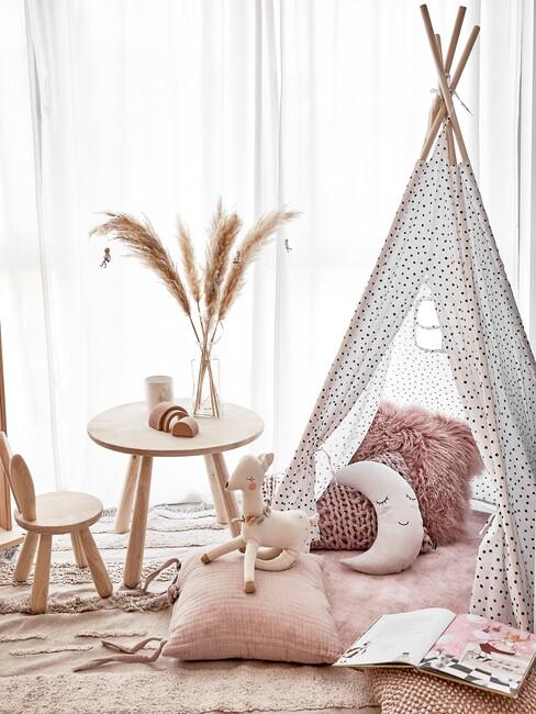 Witte tipi tent met stippen en houten tafel en stoel