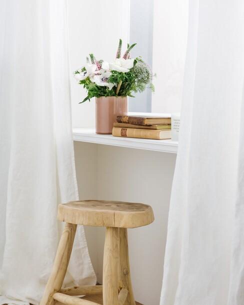 decoratie slaapkamer muurmet een witte plank en houten kruk