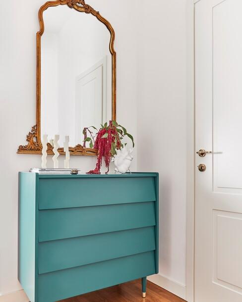 Groene kast met gouden spiegel