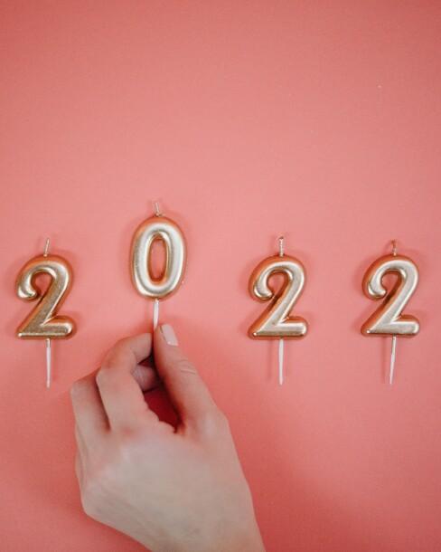 Goede voornemens voor 2022 met gouden kaarsen