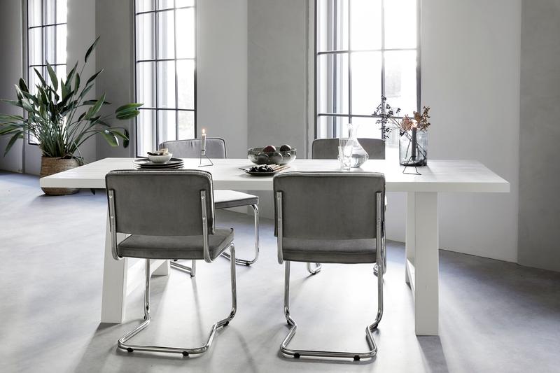 industriële woon- en eetkamer met kalkverf