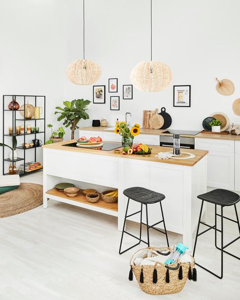 keuken-ideeen witte keuken met een houten blad en zwarte barkkruk
