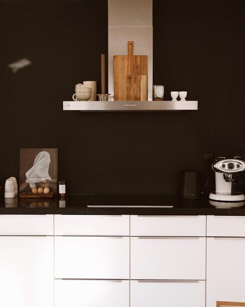 keuken-ideeen met een witte keuken en zwarte muur