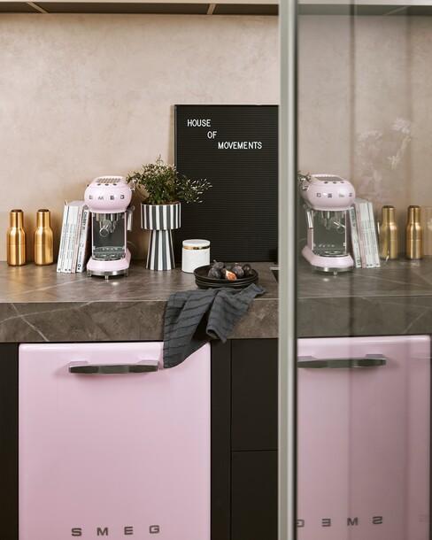 keuken kleuren met roze smeg koelkast