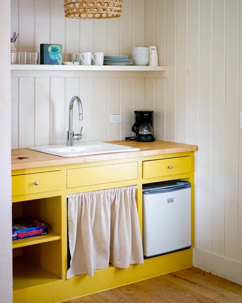 keuken kleuren in het geel met retro gordijn