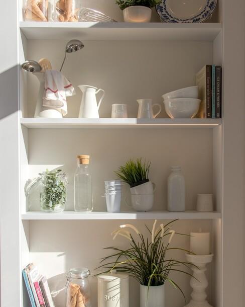 WItte kast met keukenassesoires